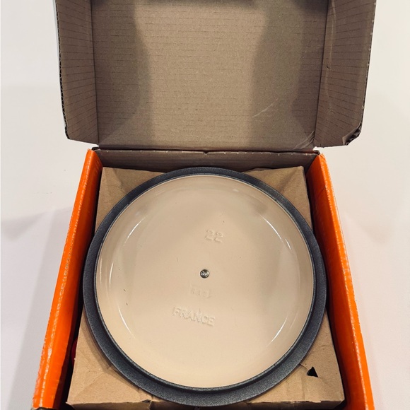 NWT cast iron Cerise Le Creuset Signature Round Stew Pot 2.5 US QTs - Picture 6 of 11